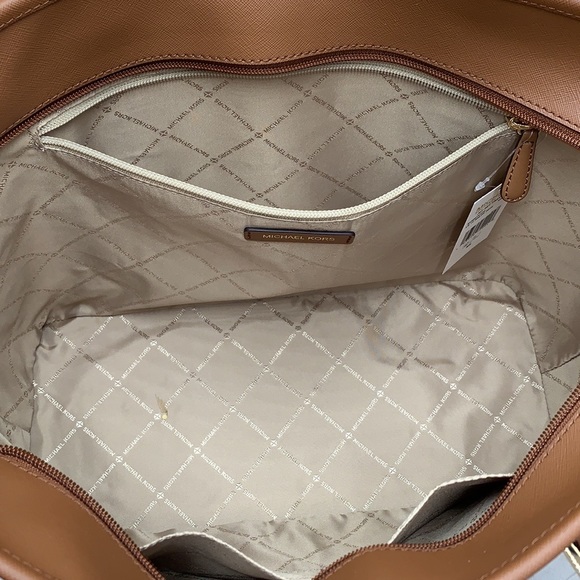 MICHAEL KORS
Jet Set Travel Large Logo Tote Shoulder Bag
COLOR VANILLA - Picture 9 of 16